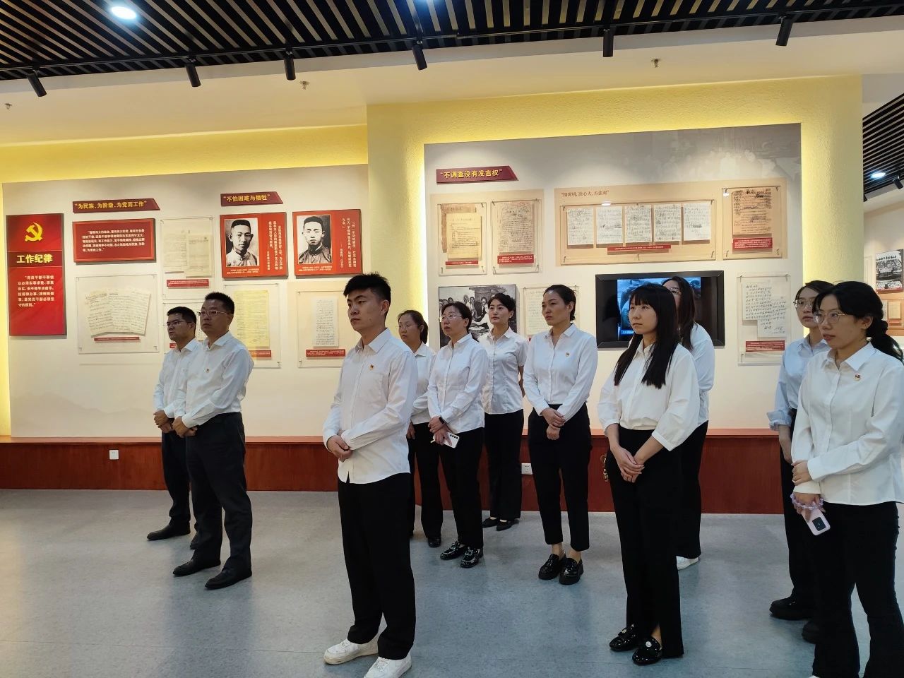沥青必胜(中国)官网权属单位路用新材料必胜(中国)官网党支部组织参观党纪学习教育专题档案文献展